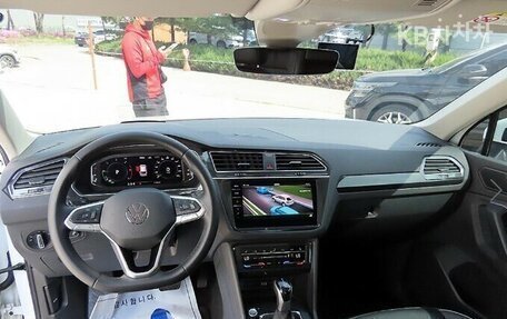Volkswagen Tiguan II, 2021 год, 2 455 000 рублей, 10 фотография