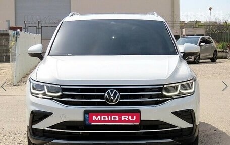Volkswagen Tiguan II, 2021 год, 2 455 000 рублей, 2 фотография