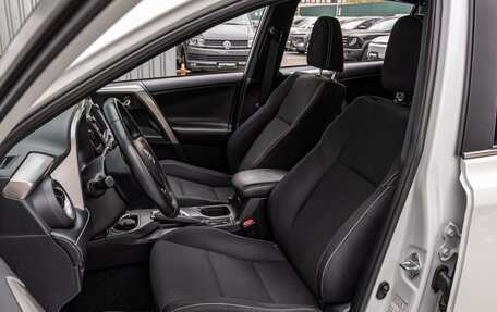 Toyota RAV4, 2019 год, 3 260 000 рублей, 10 фотография