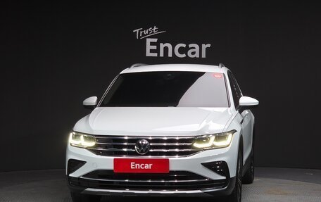 Volkswagen Tiguan II, 2022 год, 2 600 000 рублей, 3 фотография