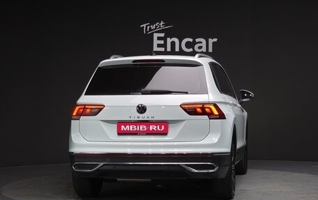 Volkswagen Tiguan II, 2022 год, 2 600 000 рублей, 4 фотография