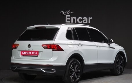 Volkswagen Tiguan II, 2022 год, 2 600 000 рублей, 2 фотография