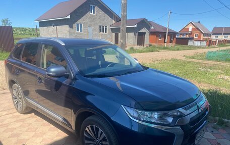 Mitsubishi Outlander III рестайлинг 3, 2019 год, 2 300 000 рублей, 6 фотография