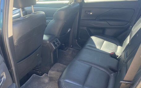 Mitsubishi Outlander III рестайлинг 3, 2019 год, 2 300 000 рублей, 10 фотография