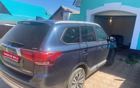 Mitsubishi Outlander III рестайлинг 3, 2019 год, 2 300 000 рублей, 7 фотография