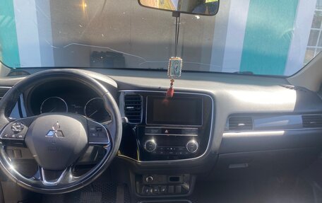 Mitsubishi Outlander III рестайлинг 3, 2019 год, 2 300 000 рублей, 11 фотография