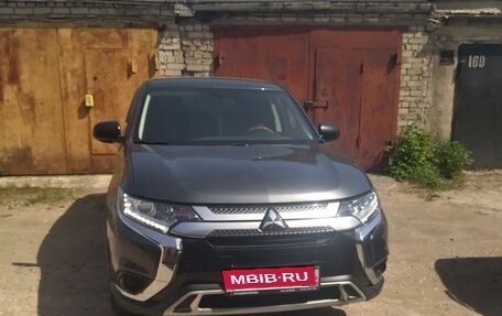 Mitsubishi Outlander III рестайлинг 3, 2021 год, 3 300 000 рублей, 2 фотография