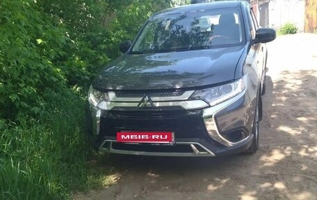Mitsubishi Outlander III рестайлинг 3, 2021 год, 3 300 000 рублей, 3 фотография