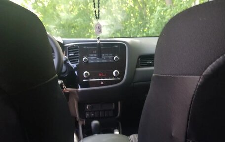 Mitsubishi Outlander III рестайлинг 3, 2021 год, 3 300 000 рублей, 7 фотография