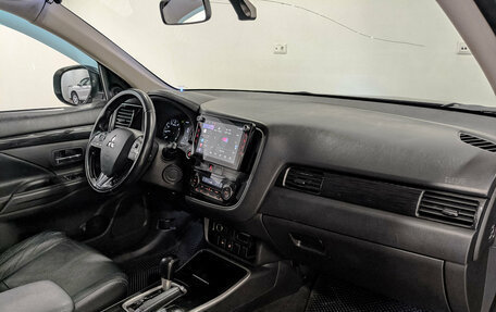 Mitsubishi Outlander III рестайлинг 3, 2017 год, 1 890 000 рублей, 13 фотография