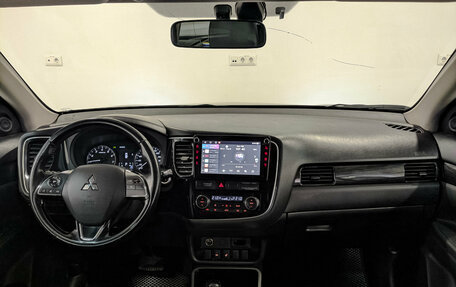 Mitsubishi Outlander III рестайлинг 3, 2017 год, 1 890 000 рублей, 14 фотография