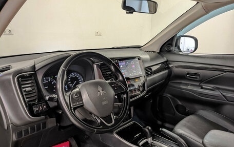 Mitsubishi Outlander III рестайлинг 3, 2017 год, 1 890 000 рублей, 15 фотография
