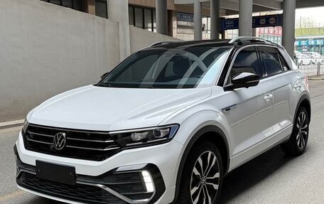Volkswagen T-Roc I, 2022 год, 1 800 000 рублей, 1 фотография