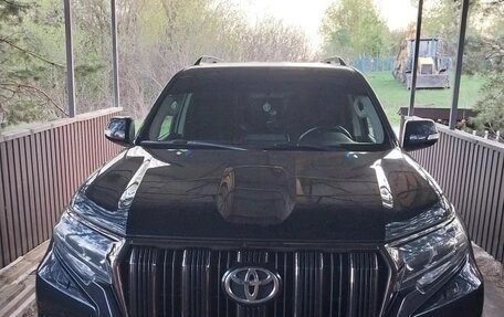 Toyota Land Cruiser Prado 150 рестайлинг 2, 2022 год, 8 000 000 рублей, 1 фотография
