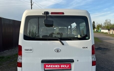 Toyota Town Ace IV, 2013 год, 970 000 рублей, 2 фотография