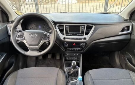 Hyundai Solaris II рестайлинг, 2017 год, 675 000 рублей, 3 фотография