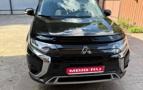 Mitsubishi Outlander III рестайлинг 3, 2021 год, 2 450 000 рублей, 1 фотография