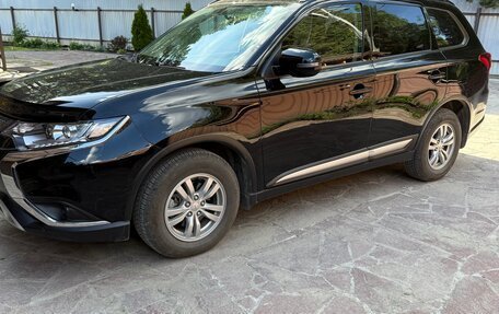Mitsubishi Outlander III рестайлинг 3, 2021 год, 2 450 000 рублей, 2 фотография