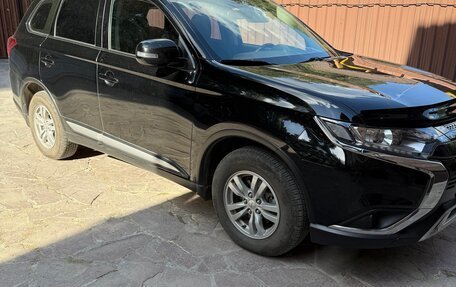 Mitsubishi Outlander III рестайлинг 3, 2021 год, 2 450 000 рублей, 4 фотография