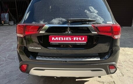 Mitsubishi Outlander III рестайлинг 3, 2021 год, 2 450 000 рублей, 3 фотография