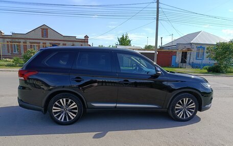 Mitsubishi Outlander III рестайлинг 3, 2018 год, 1 550 000 рублей, 5 фотография