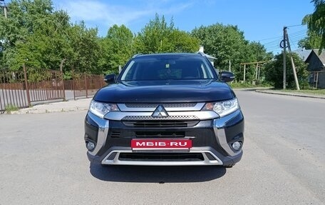 Mitsubishi Outlander III рестайлинг 3, 2018 год, 1 550 000 рублей, 2 фотография