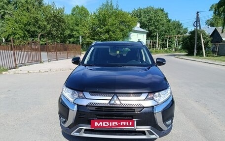 Mitsubishi Outlander III рестайлинг 3, 2018 год, 1 550 000 рублей, 3 фотография