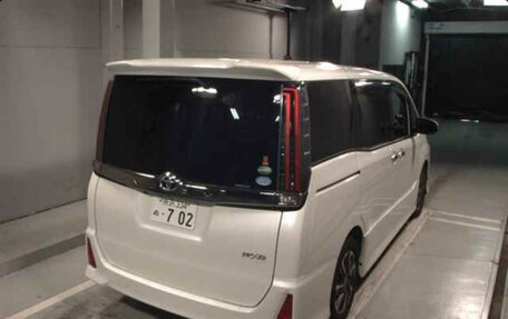 Toyota Noah III, 2018 год, 2 215 000 рублей, 3 фотография