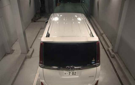 Toyota Noah III, 2018 год, 2 215 000 рублей, 4 фотография
