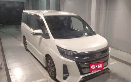 Toyota Noah III, 2018 год, 2 215 000 рублей, 2 фотография