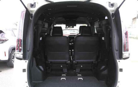 Toyota Noah III, 2018 год, 2 215 000 рублей, 5 фотография
