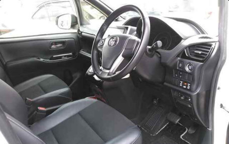Toyota Noah III, 2018 год, 2 215 000 рублей, 7 фотография