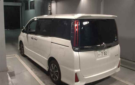 Toyota Noah III, 2018 год, 2 215 000 рублей, 8 фотография