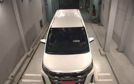 Toyota Noah III, 2018 год, 2 215 000 рублей, 6 фотография