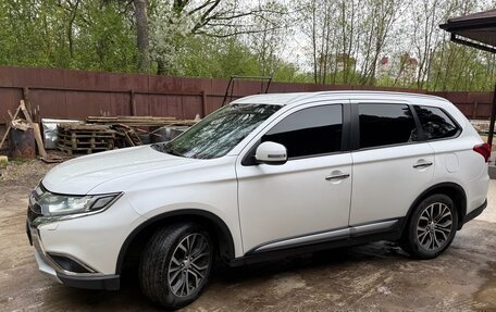Mitsubishi Outlander III рестайлинг 3, 2015 год, 1 800 000 рублей, 2 фотография