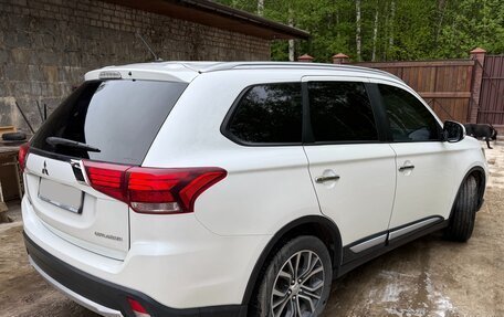 Mitsubishi Outlander III рестайлинг 3, 2015 год, 1 800 000 рублей, 4 фотография
