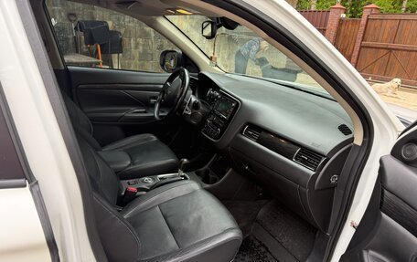 Mitsubishi Outlander III рестайлинг 3, 2015 год, 1 800 000 рублей, 11 фотография