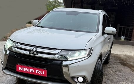 Mitsubishi Outlander III рестайлинг 3, 2015 год, 1 800 000 рублей, 5 фотография