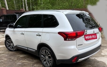 Mitsubishi Outlander III рестайлинг 3, 2015 год, 1 800 000 рублей, 3 фотография