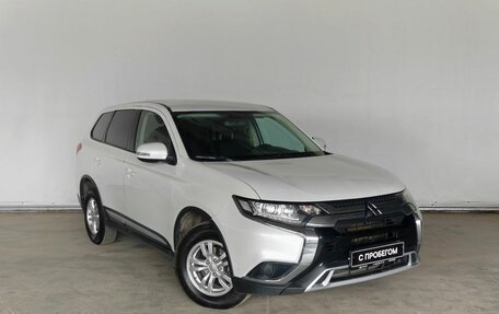 Mitsubishi Outlander III рестайлинг 3, 2019 год, 2 010 000 рублей, 3 фотография