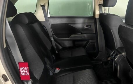 Mitsubishi Outlander III рестайлинг 3, 2019 год, 2 010 000 рублей, 10 фотография