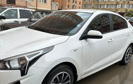 KIA Rio IV, 2021 год, 1 800 000 рублей, 1 фотография