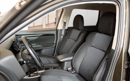 Mitsubishi Outlander III рестайлинг 3, 2019 год, 2 250 000 рублей, 10 фотография