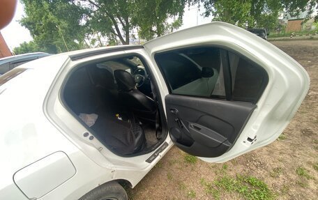 Renault Logan II, 2017 год, 600 000 рублей, 3 фотография