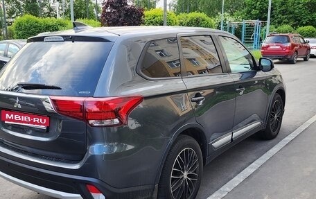 Mitsubishi Outlander III рестайлинг 3, 2018 год, 2 100 000 рублей, 3 фотография