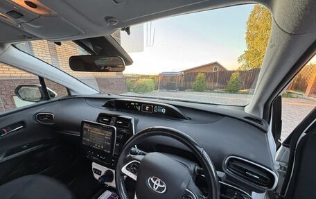 Toyota Prius IV XW50, 2017 год, 1 999 999 рублей, 2 фотография