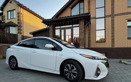 Toyota Prius IV XW50, 2017 год, 1 999 999 рублей, 13 фотография