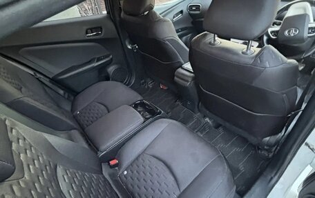 Toyota Prius IV XW50, 2017 год, 1 999 999 рублей, 16 фотография