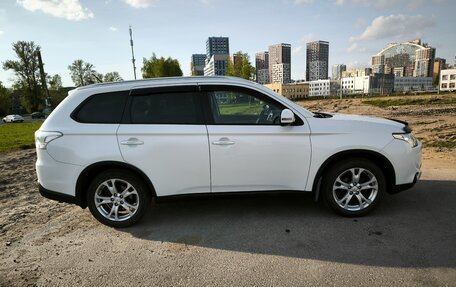 Mitsubishi Outlander III рестайлинг 3, 2014 год, 1 450 000 рублей, 2 фотография