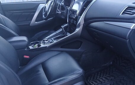 Mitsubishi Pajero Sport III рестайлинг, 2017 год, 2 400 000 рублей, 19 фотография